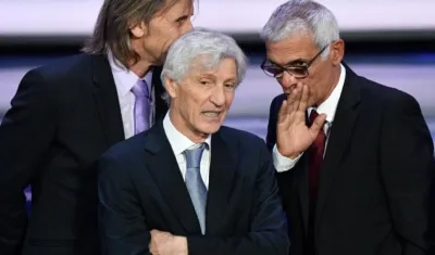 José Pékerman, DT de Colombia, habla con sus compatriotas Héctor Cuper y Ricardo Gareca, entrenadores de Egipto y Perú, respectivamente. 