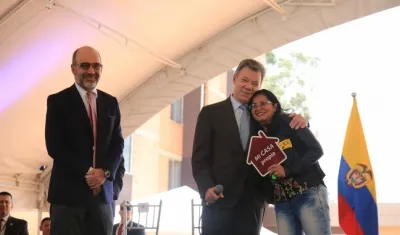 El presidente Santos junto al ministro de Vivienda, Camilo Sánchez.