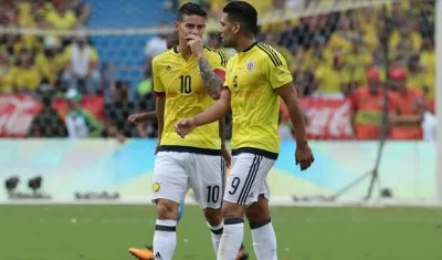 James Rodríguez conversa con Falcao García. 