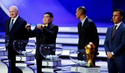 Diego Maradona en el sorteo de la Copa Mundial. 