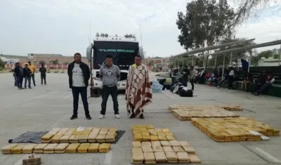 Los tres colombianos capturados con la droga decomisada.
