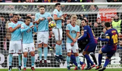 Lionel Messi ejecuta un tiro libre ante el Celta. 