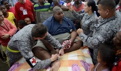 Personal de la Fuerza Aérea atienden a Didier Silva (c) en el municipio de Mosquera, Nariño
