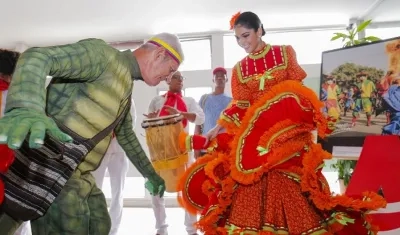 La representación del hombre caimán, Edgar Romano y la reina del festival,  Andrea Verbel Saumeth.