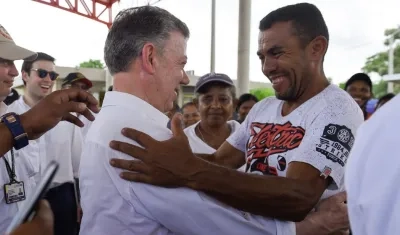 Cálida bienvenida al Presidente Santos de parte de los beneficiarios de vivienda gratuita en Campo de la Cruz, Atlántico.