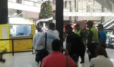 Policía atiende el llamado en el Centro Comercial Miramar. 