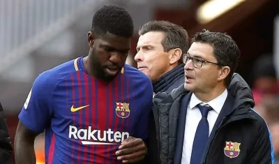 Samuel Umtiti se retira lesionado del campo de juego. 