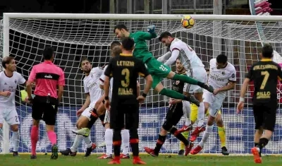 Momento del gol de Alberto Brignoli, arquero del Benevento. 