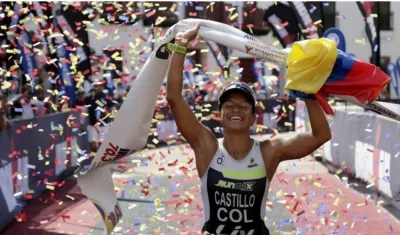 La triatleta colombiana Diana Castillo ganó la medalla de oro en la categoría femenina de profesionales durante la carrera Ironman Cartagena 70.3.