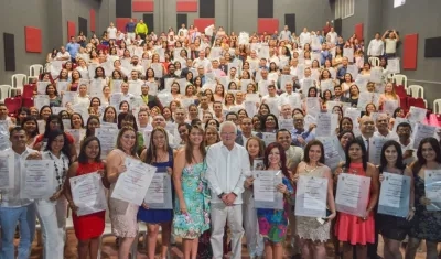 200 docentes que laboran en instituciones educativas oficiales de Soledad se graduaron como Especialistas en Estudios Pedagógicos