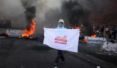 Simpatizantes de la oposición protestan contra el gobierno actual.