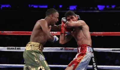 Óscar Negrete mide fuerzas con Rey Vargas.