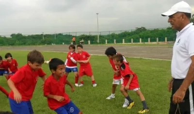 Jesús 'Toto' Rubio entrena a los niños de su escuela de fútbol. 