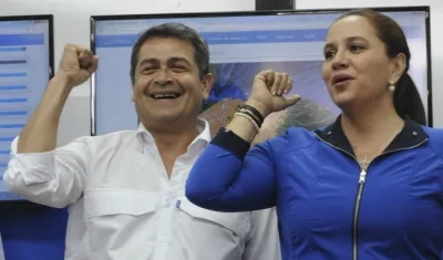 El presidente de Honduras, Juan Orlando Hernández (i), y la primera dama de Honduras, Ana García de Hernández.