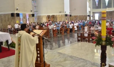 Católicos asisten una vez a la semana a la Iglesia, según la encuesta.