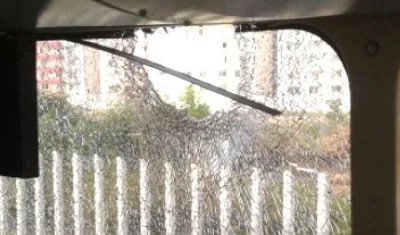 El  vidrio del vehículo reventado.