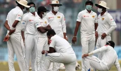 Muchos de los deportistas tuvieron que jugar con máscaras sanitarias en la boca para evitar inhalar el aire contaminado.
