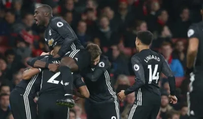 Jugadores del Manchester celebran tras una anotación. 