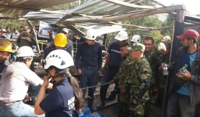 Aún hay 4 mineros dentro del socavón, se lee en el periódico Boyacá 7 días, que está en el lugar. 