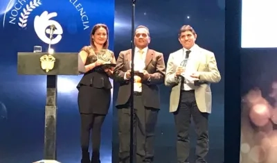 Recibieron el premio de las manos de Yaneth Giha, ministra de Educación.