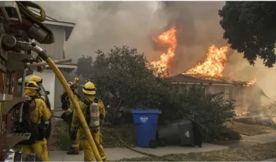  El incendio se desplaza imparable avivado por los fuertes y secos vientos.