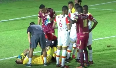 Acción en la que resulta lesionado el arquero Leandro Castellanos.