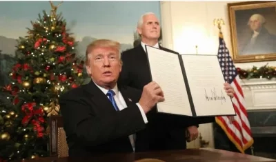 El presidente de EE.UU., Donald Trump, firma su proclamación en la sala de recepciones diplomáticas de la Casa Blanca, en Washington.