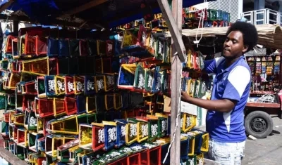 Miles de faroles son vendidos en las calles del Centro Histórico.