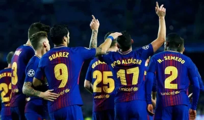 Jugadores del Barcelona celebran un gol. 