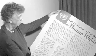 La señora Eleanor Roosevelt de los Estados Unidos, presidenta del comité de redacción, sostiene la Declaración Universal de los Derechos Humanos en inglés. 