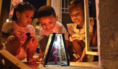 Los niños disfrutando de la Noche de Velitas.