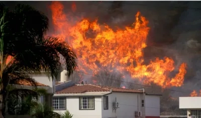 Aunque sigue el fuego, con la disminución de los vientos, los esfuerzos de los bomberos, aseguran las autoridades, podrían lograr hoy detener su avance.