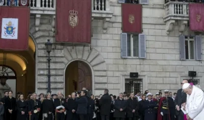 El Papa Francisco reza ante la Columna de la Inmaculada Concepción en la plaza de España en Roma (Italia) con motivo de su festividad hoy.