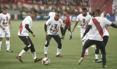 Durante la eliminatoria, los jugadores peruanos lucieron estas camisetas en apoyo a su compañero Paolo Guerrero. 