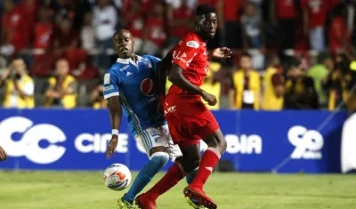 Acción del duelo entre América y Millonarios. 