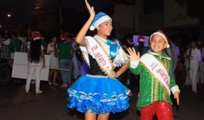  Samuel y Laura representaron a un duende y una Mamanuela de fantasía.