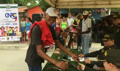 La entrega de armas se realizó en la mañana de hoy.