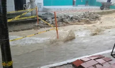 Fuerte lluvia, se siguió socavando el hueco