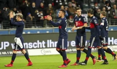 Jugadores del Bayern Múnich celebran el triunfo y el campeón de invierno. 