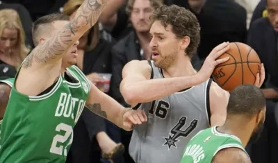 El jugador de los San Antonio Spurs Pau Gasol en acción ante Daniel Theis.