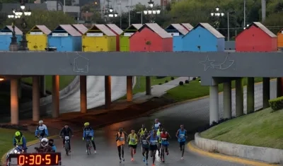 Participantes del Maratón de Monterrey 2017 pasan por la Macro Plaza, de la ciudad de Monterrey