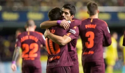 Lionel Messi festeja un gol con Luis Suarez. 