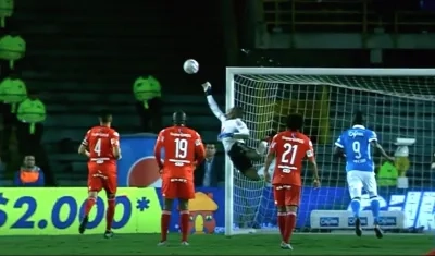 Espectacular atajada del arquero americano Carlos Bejarano ante remate de Andrés Cadavid.