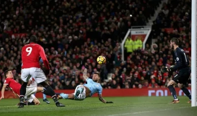 Nicolás Otamendi anota el gol del triunfo. 