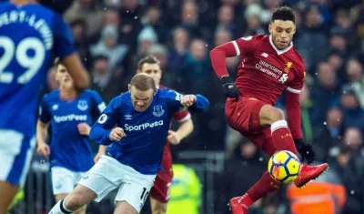 Rooney pelea la pelota con Oxlade-Chamberlain.