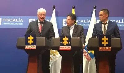 Jorge Fernando Perdomo (Dimayor), Néstor H. Martínez (Fiscalía) y Luis Alberto García (Acolfutpro) firmaron el convenio.