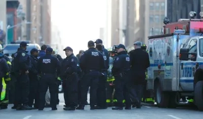 Agentes de la policía de Nueva York permanecen a la entrada de la terminal de autobuses de la Autoridad del Puerto en Nueva York.