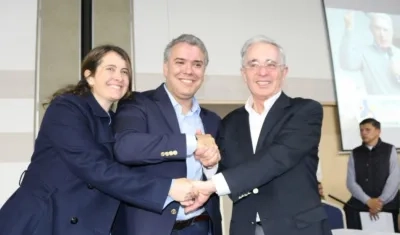 El expresidente Uribe se levantó de la silla al escuchar el nombre.