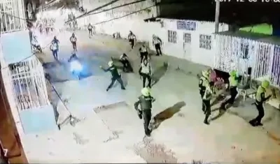 Momento en el que la Policía lanza piedras a la casa de la familia. 