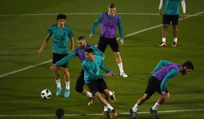 Jugadores del Real Madrid entrenan en la víspera del debut mundialista. 